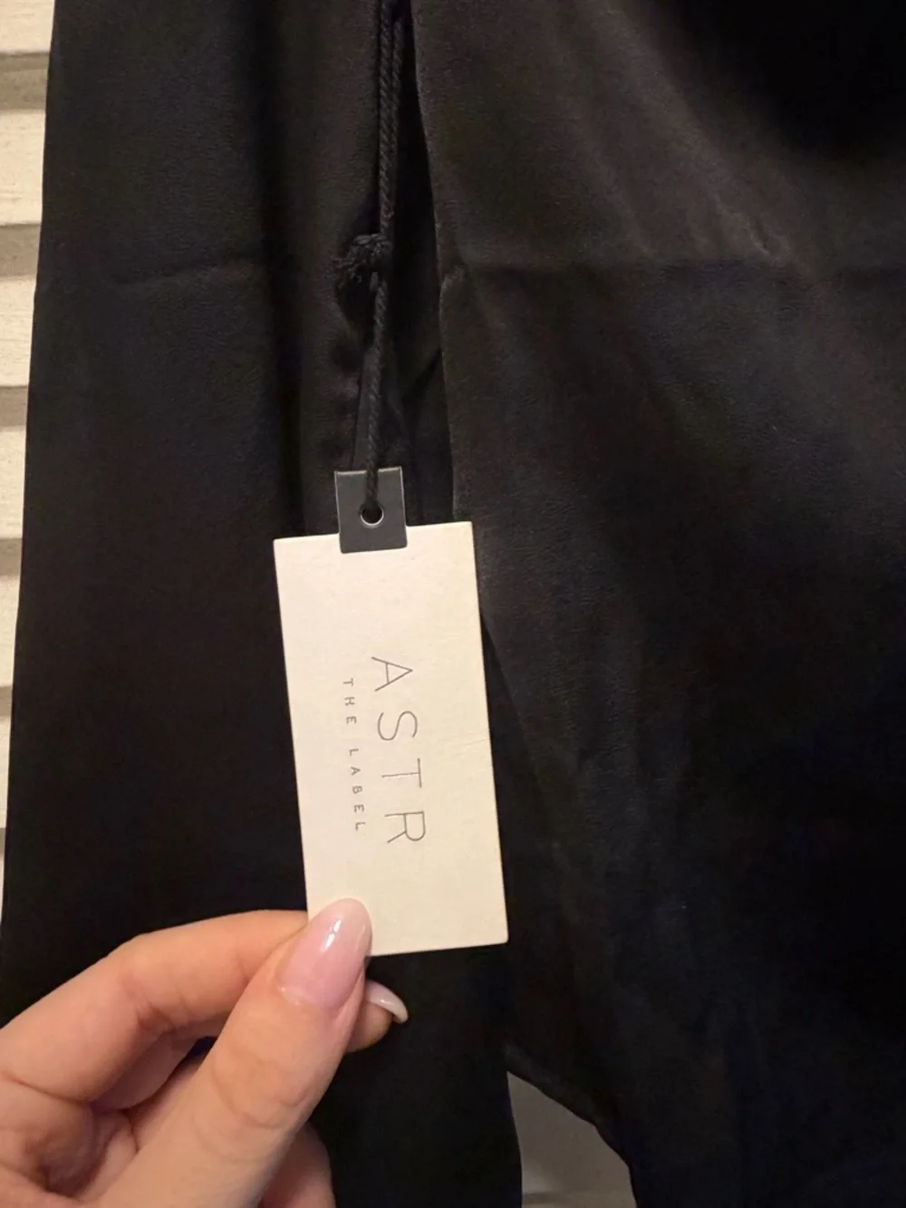 ASTR 🖤 Key Hole Cutout Long Sleeve Top - Picture 3 of 6